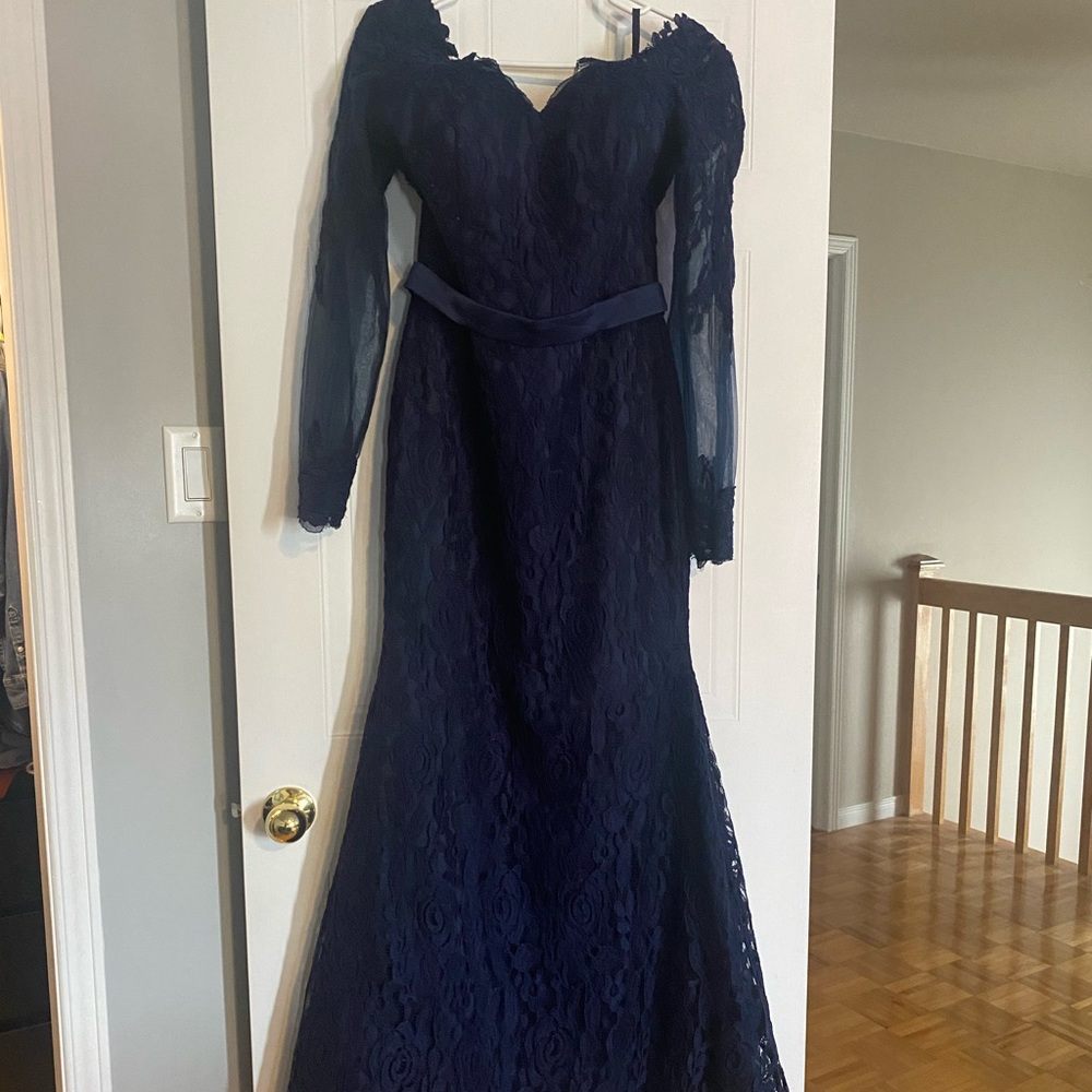 Navy mermaid cut gown in lace